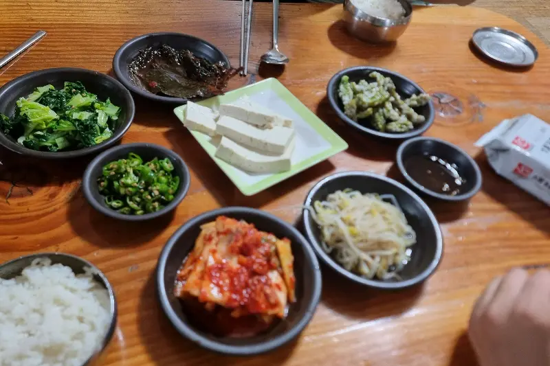 다양한 반찬과 밥, 순두부찌개가 차려진 푸짐한 한 상