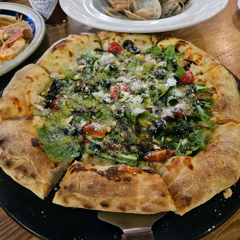 신선한 채소가 가득한 피자