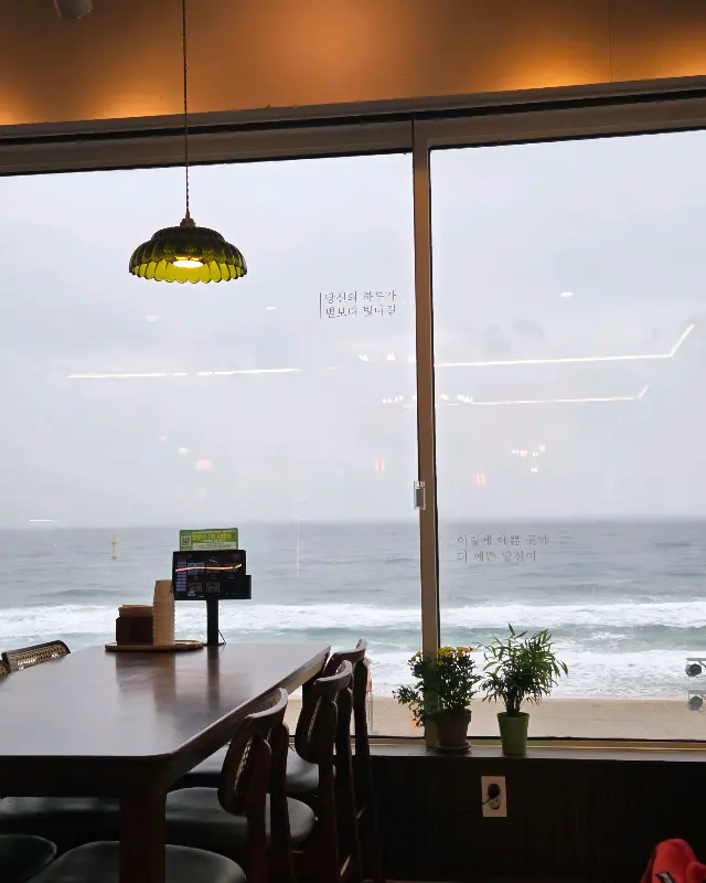 창밖으로 보이는 바다