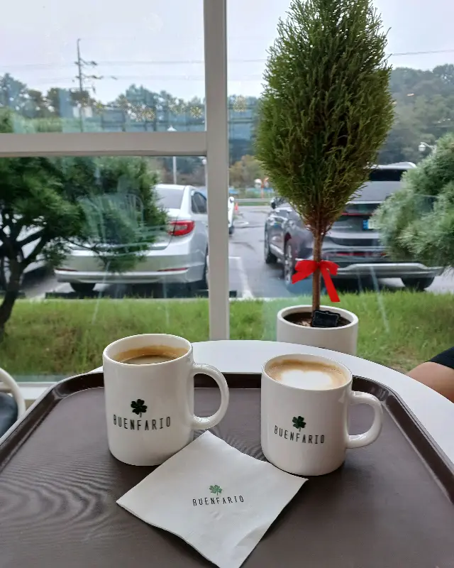 창밖 풍경과 커피