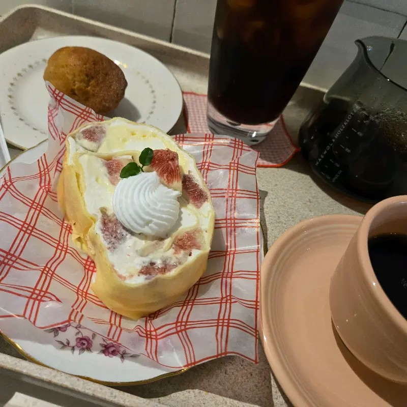 무화과 크레이프롤과 커피