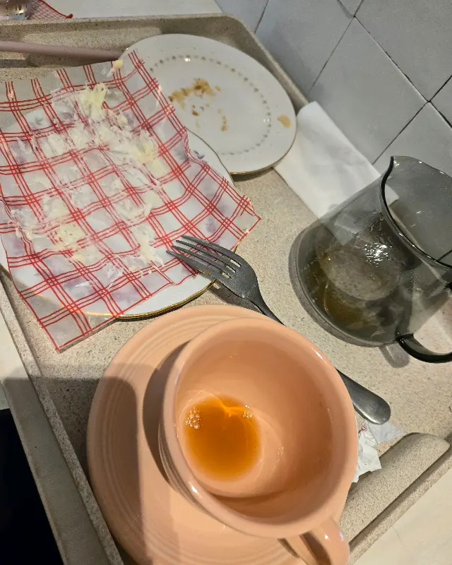 디저트와 음료가 놓인 쟁반