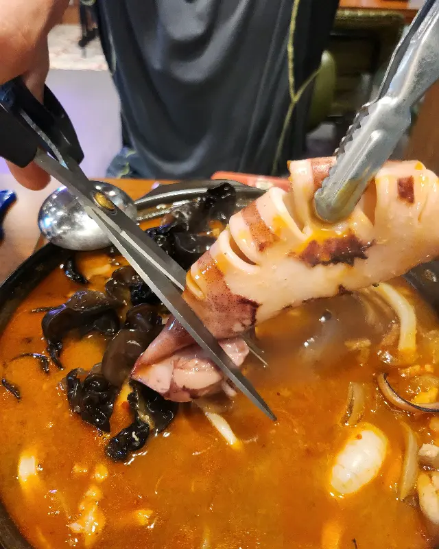 오징어를 자르는 모습