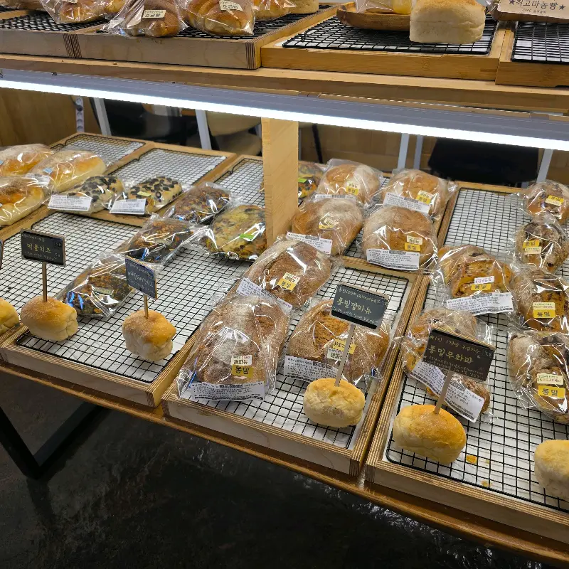 다양한 빵들이 진열대 위에 놓여 있는 모습