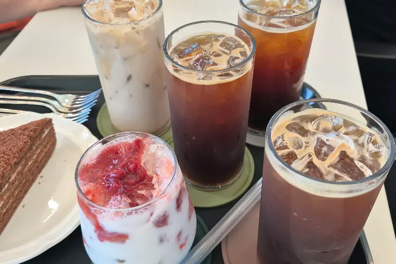 서리태 크림 라떼와 말렌카 케이크