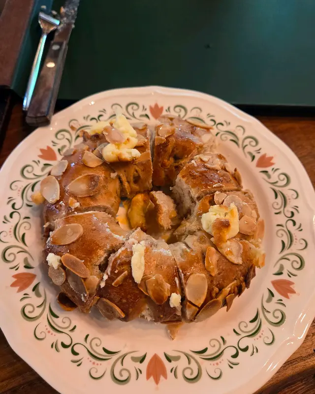 아몬드가 듬뿍 올라간 빵