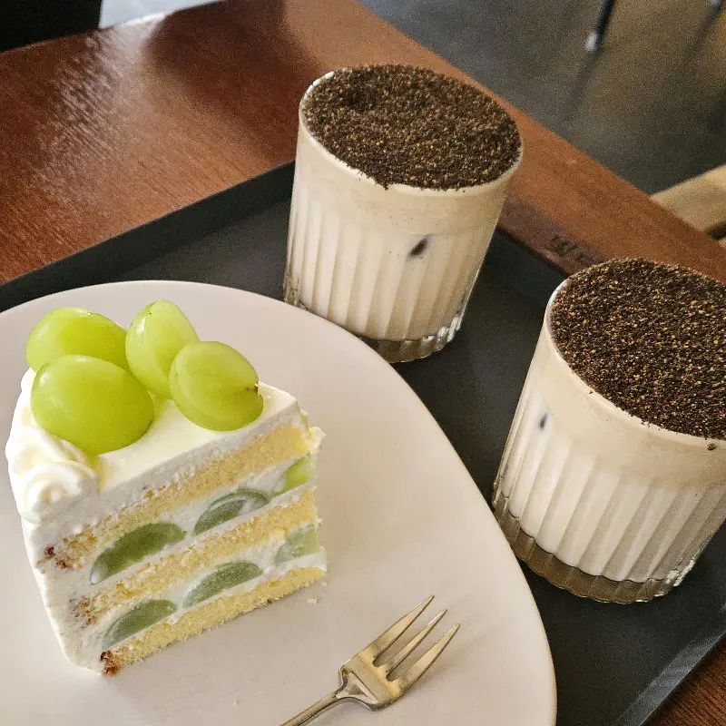 다른라떼와 샤인머스캣 케이크