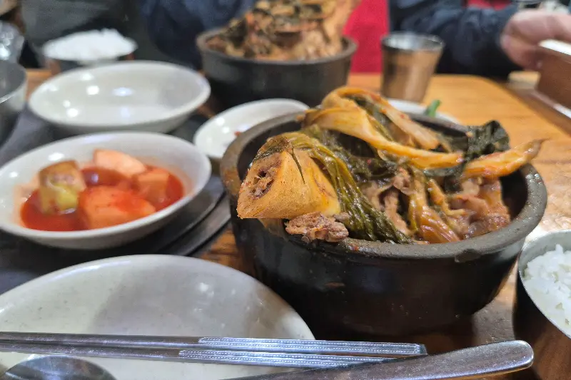 뚝배기 가득 담긴 뼈해장국