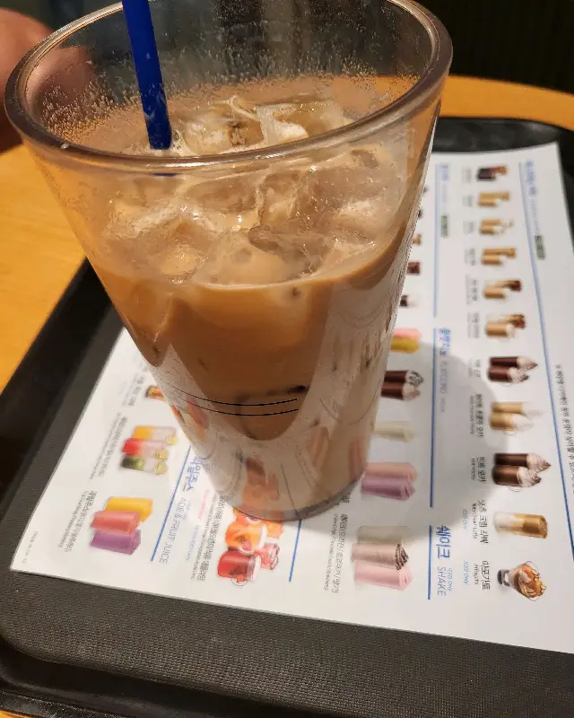 아이스 라떼 한 잔