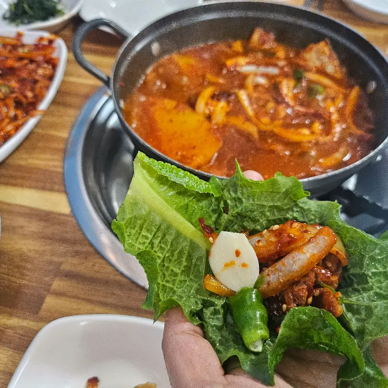 제육볶음 쌈 싸 먹기