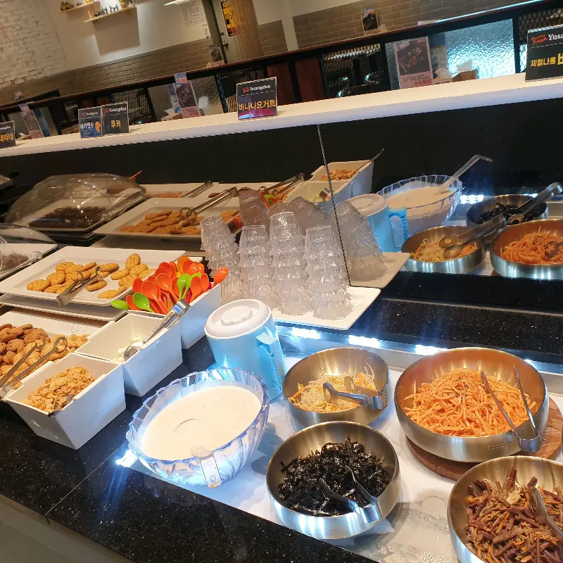 샐러드바 음식 진열 모습