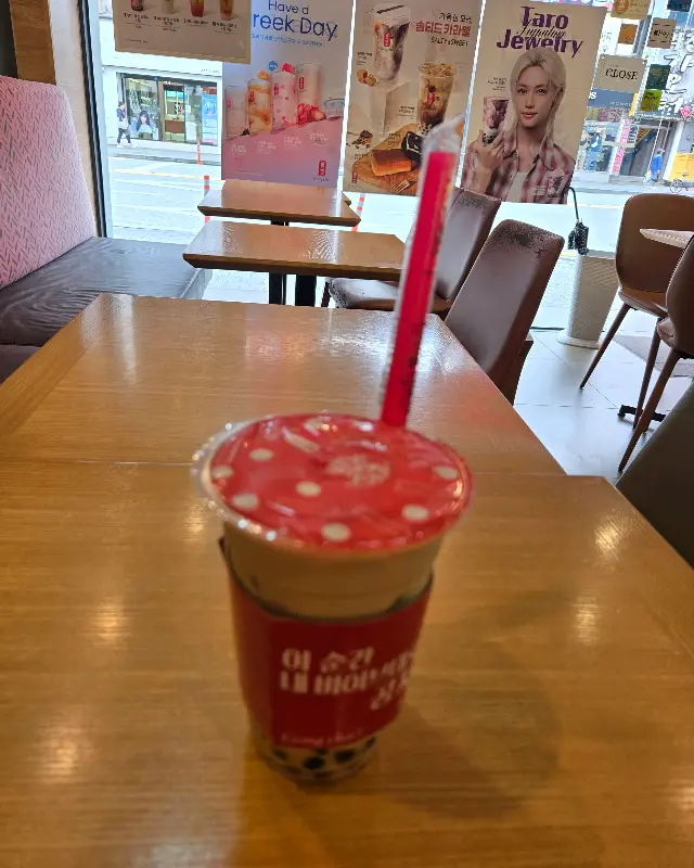 테이블 위에 놓인 공차 음료