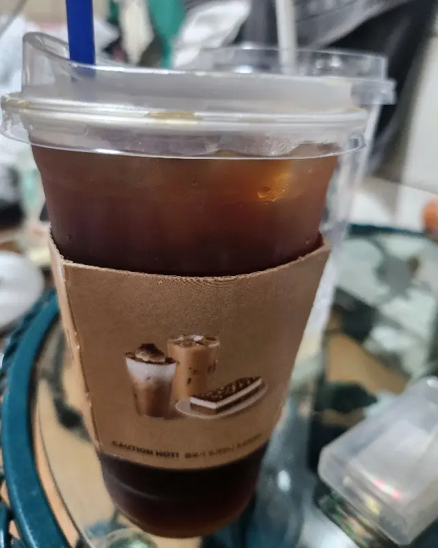 테이크 아웃 잔에 담긴 아이스 아메리카노