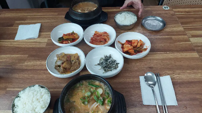 푸짐하게 차려진 한 상