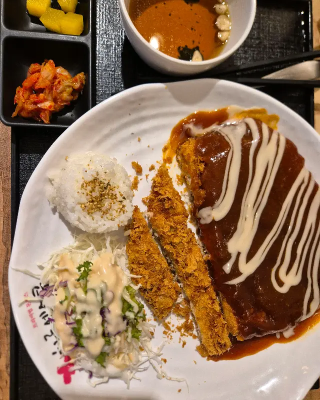 돈까스 덮밥의 풍성한 구성