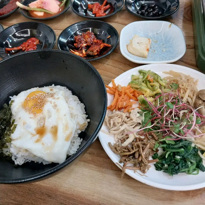 산채나물 비빔밥 한 상 차림