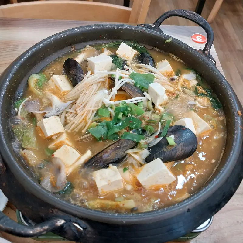 홍합과 두부가 듬뿍 들어간 된장찌개