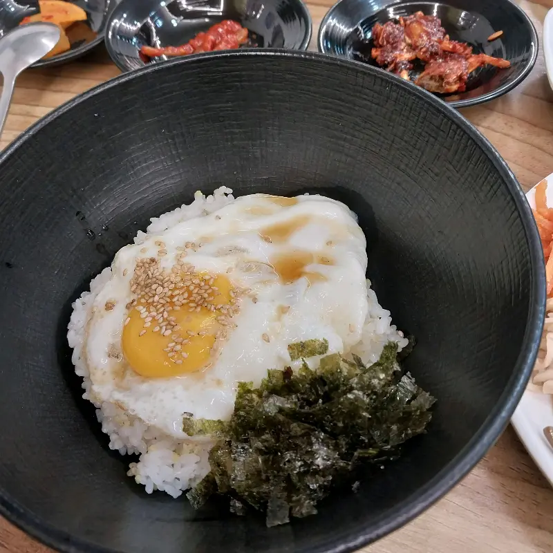 계란후라이가 올라간 따끈한 밥