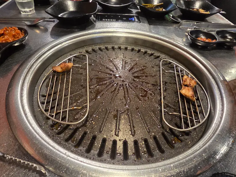 고기를 구워 먹고 난 불판