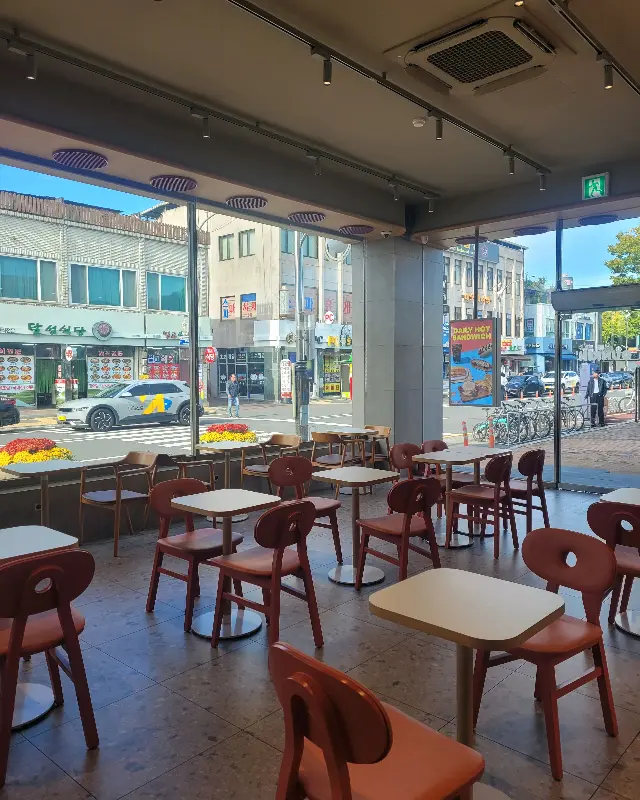 넓고 쾌적한 던킨 내부