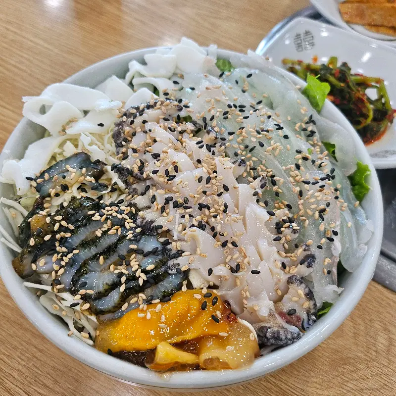 전복, 멍게, 해삼 가득 모듬 물회