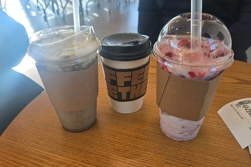 카페 스그르의 다양한 음료 메뉴