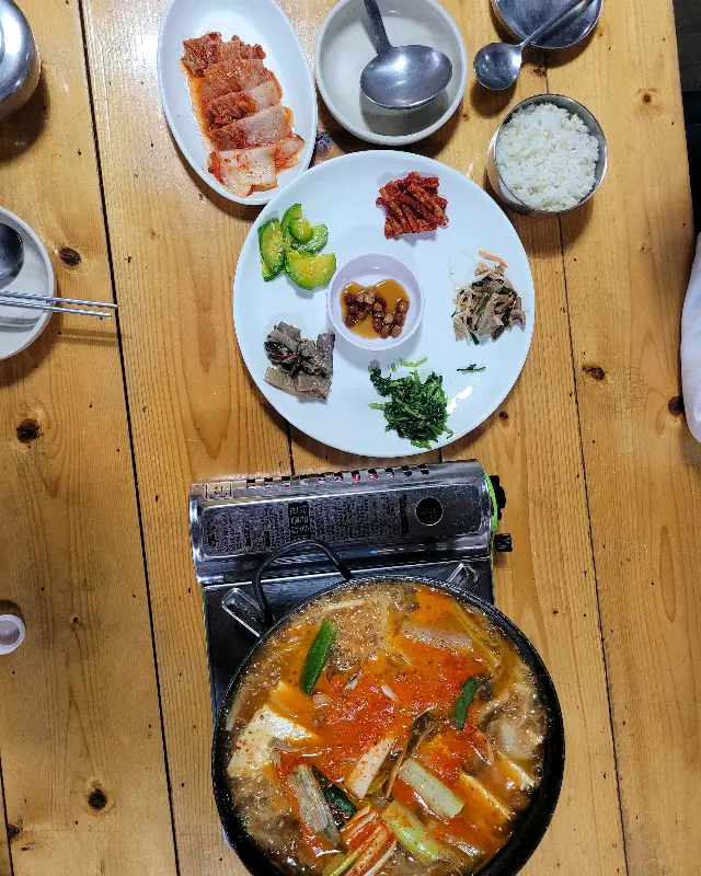 두부전골과 밑반찬
