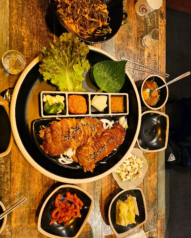 푸짐한 족발 한 상 차림