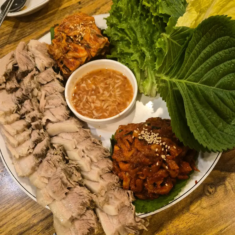 보쌈, 김치, 굴 삼합