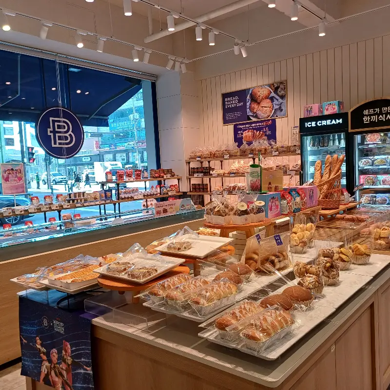다양한 빵들이 진열된 쇼케이스