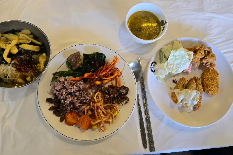 다채로운 뷔페 한 상 차림