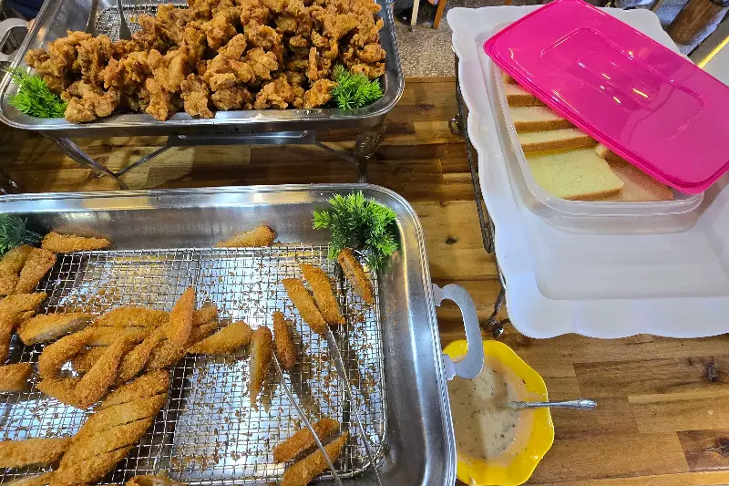 갓 튀겨져 나온 따끈따끈한 닭튀김