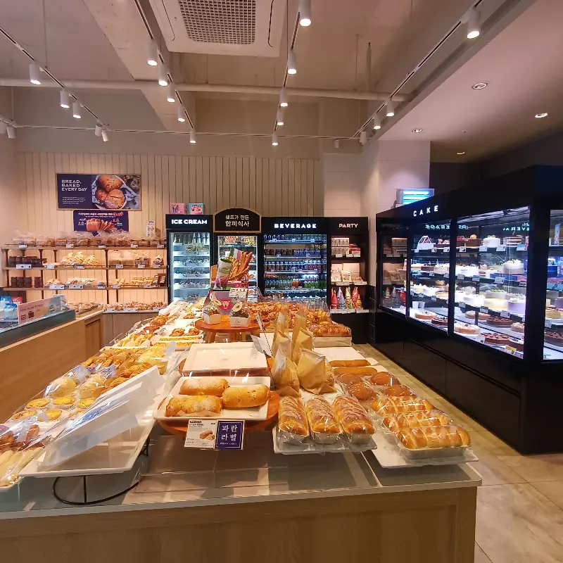 다양한 빵들이 진열된 모습