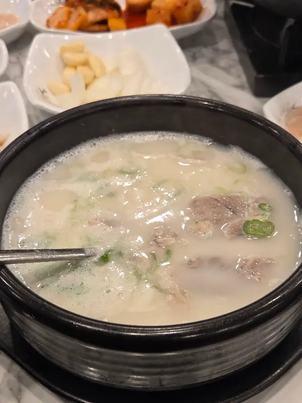 돼지국밥 전체 상차림