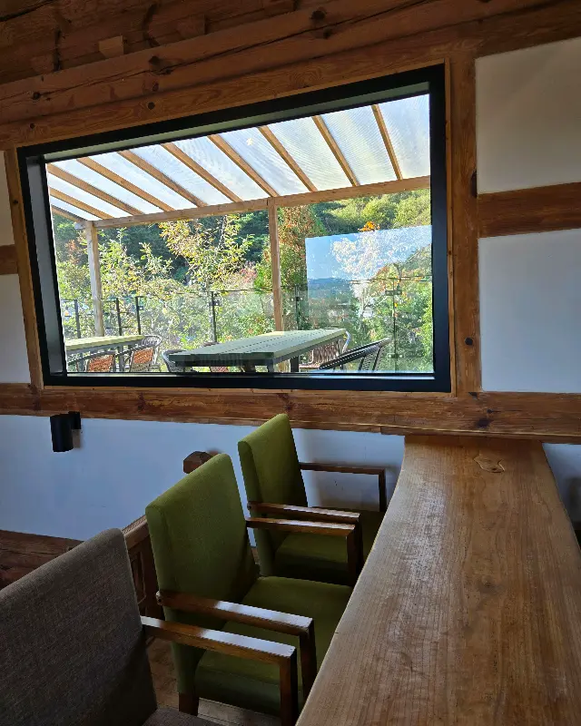 통유리창을 통해 보이는 아름다운 정원 풍경