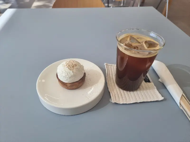 아이스 아메리카노와 디저트