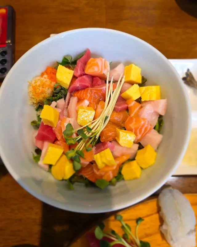 알록달록 회덮밥