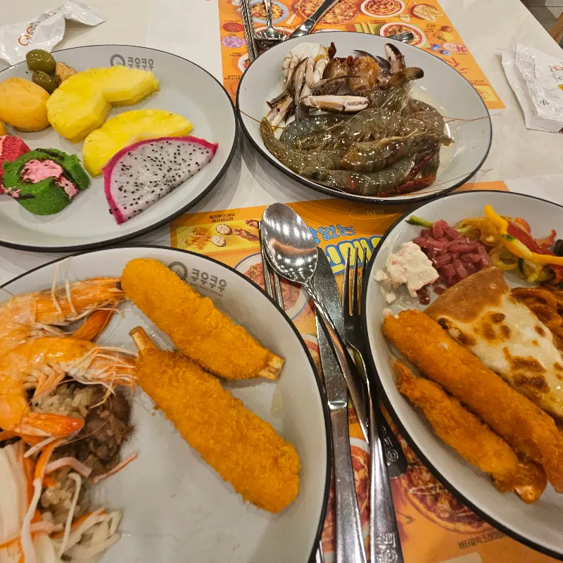 다양한 메뉴를 담은 접시들