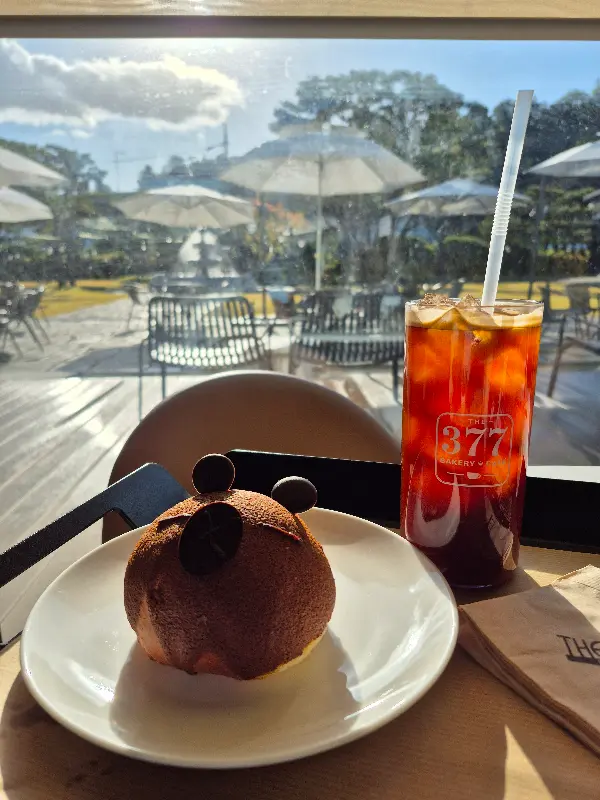 창밖 풍경을 바라보며 즐기는 커피와 디저트