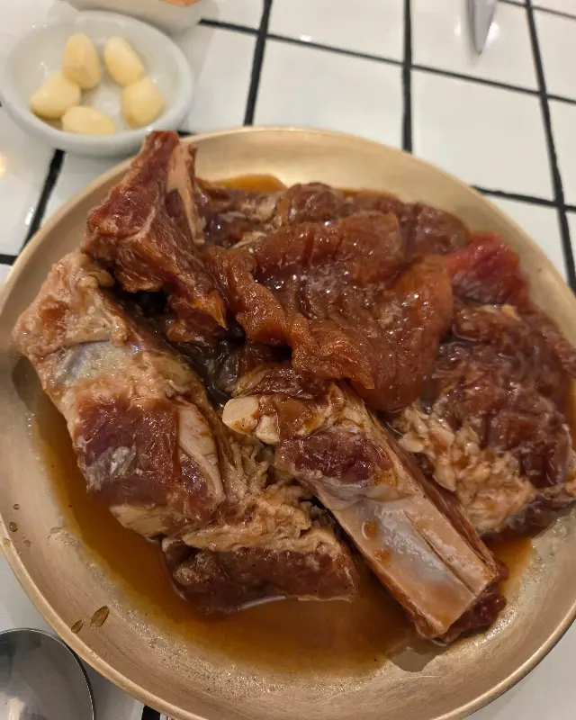 윤기가 흐르는 양념 돼지갈비