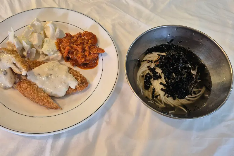 시원한 멸치 육수가 일품인 잔치국수