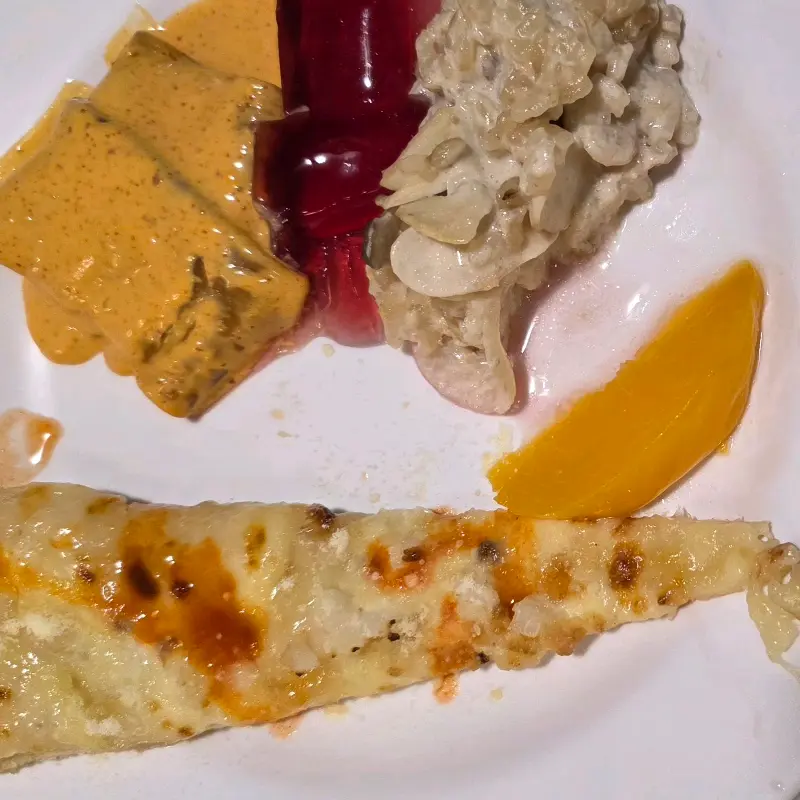 다양한 음식이 담긴 접시