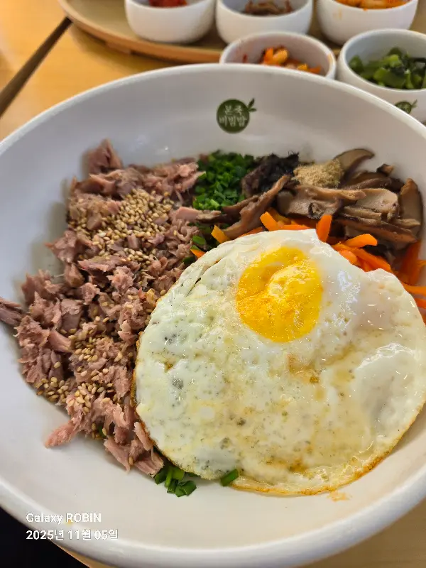 참치야채비빔밥 근접샷