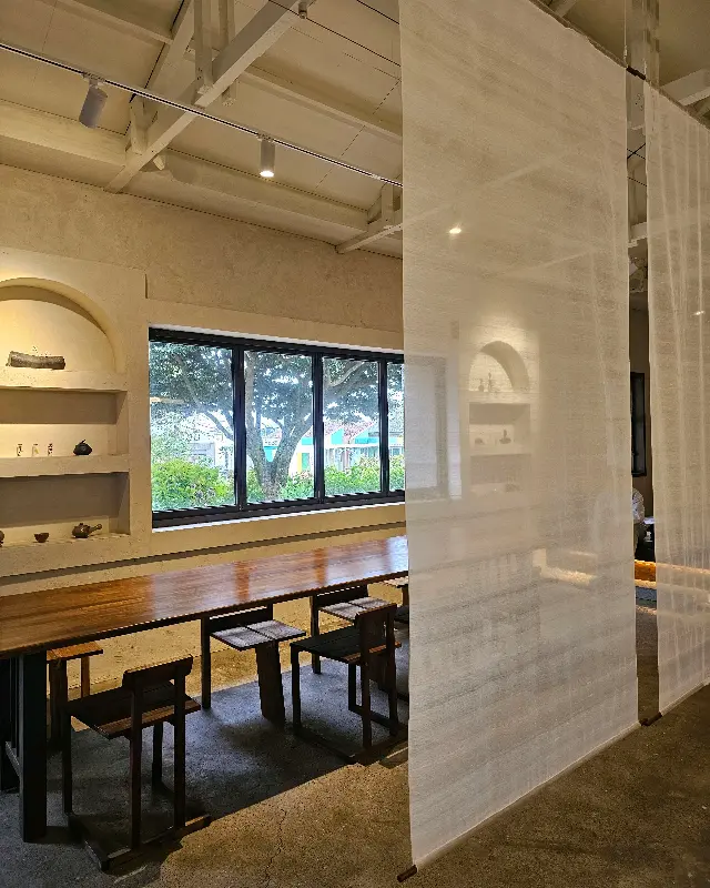 차분하고 고즈넉한 카페 내부