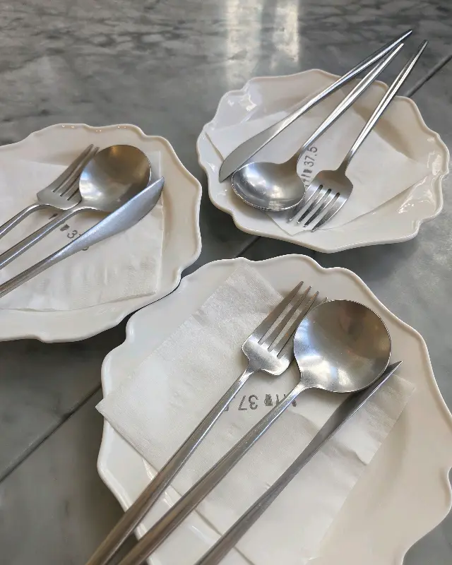 37.5 시그니처의 고급스러운 식기 세팅