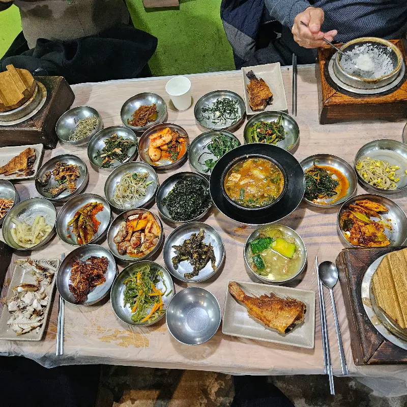 상다리가 휘어질 듯한 푸짐한 돌솥밥 정식
