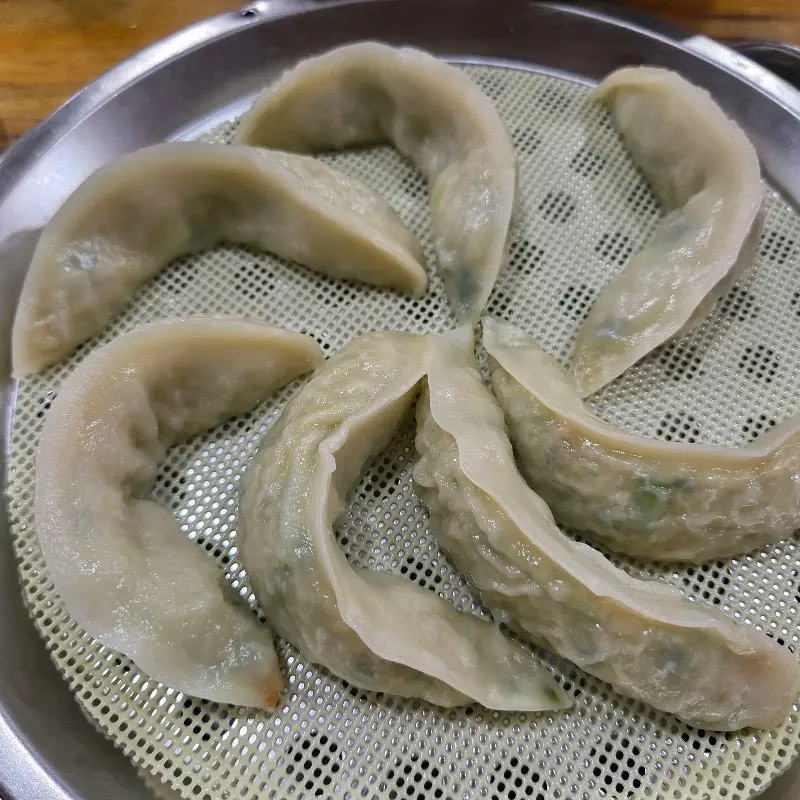 윤기가 흐르는 만두