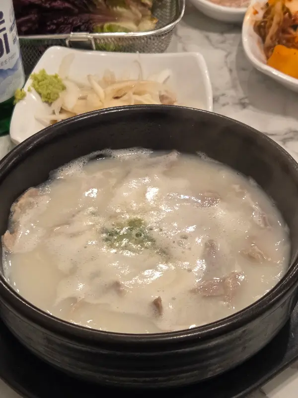 뽀얀 국물의 돼지국밥