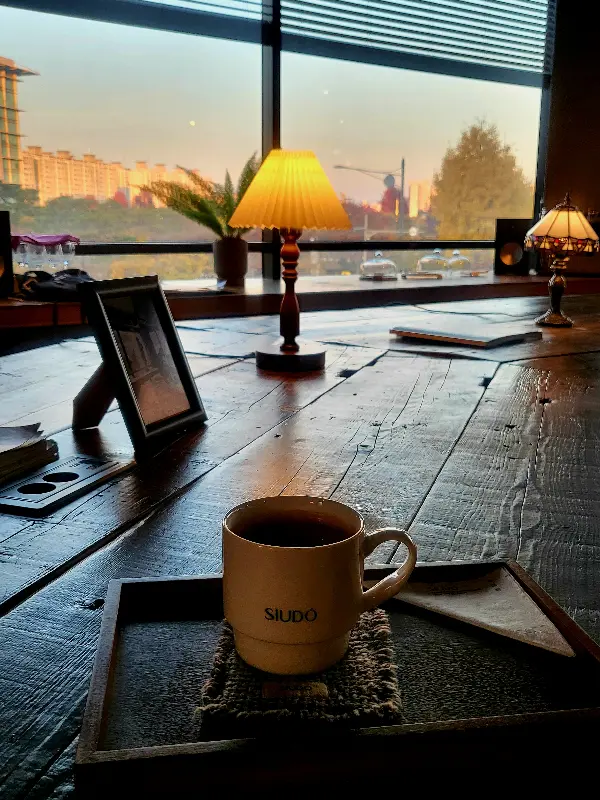 시우도 내부의 테이블과 의자