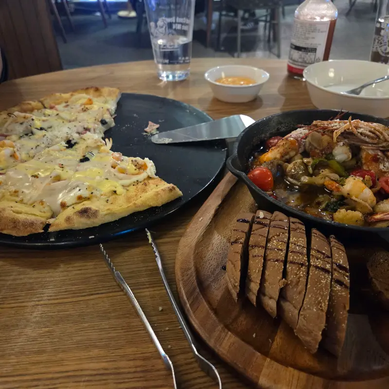 감바스와 피자의 조화